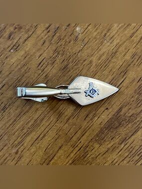 Vintage Swank Gold Tone Free Masons Trowel Tie Bar Clip Masonic Signed